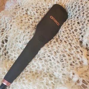 Amika straightening brush